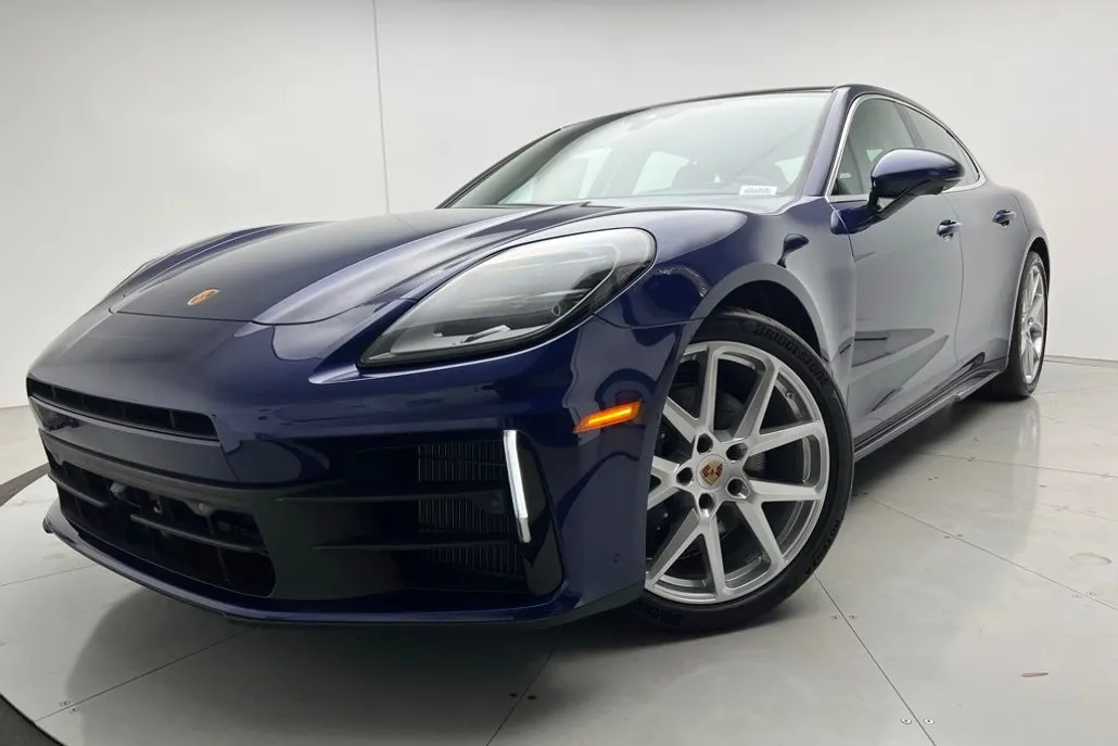 2025 Porsche Panamera 4 photo 1
