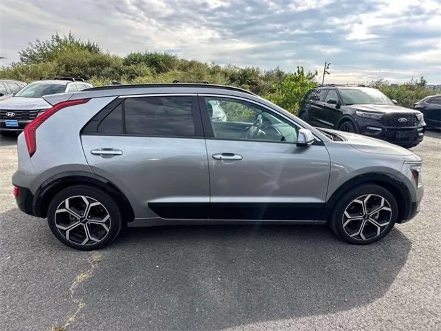 2023 Kia Niro EX Touring photo 1