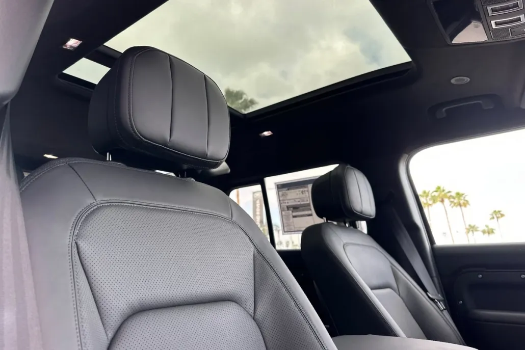 2025 Land Rover Defender 110 photo 1