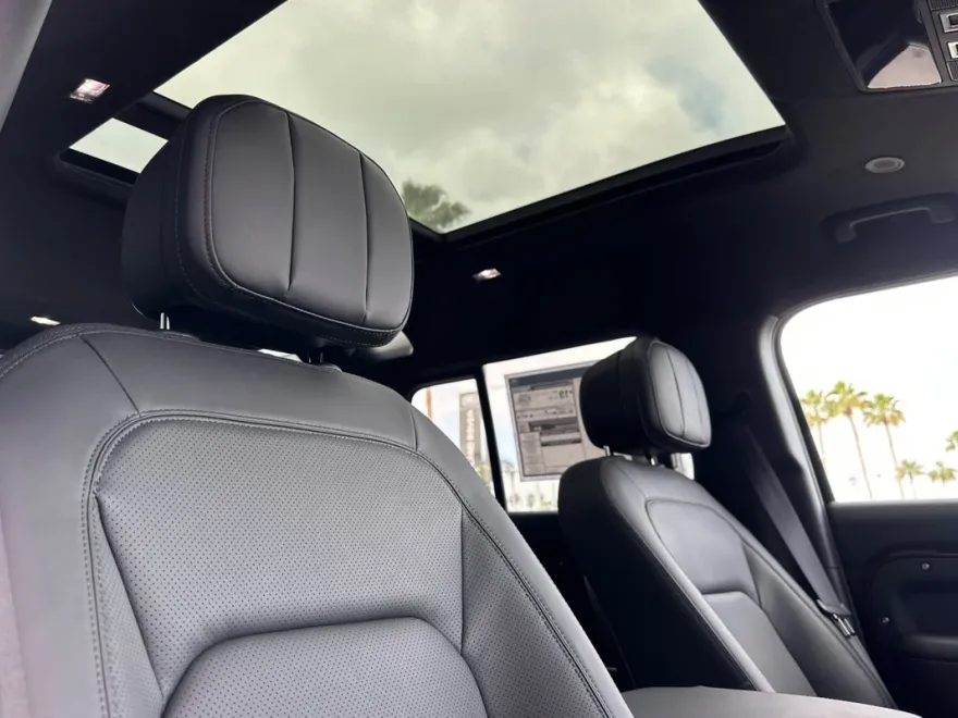 2025 Land Rover Defender 110 photo 1