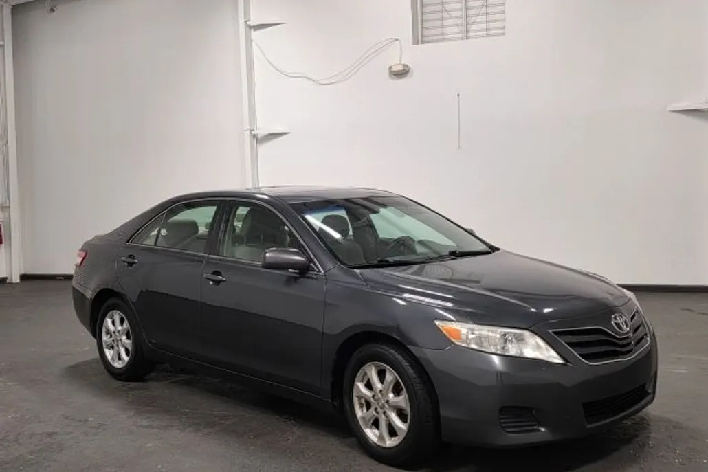 2010 Toyota Camry LE photo 1