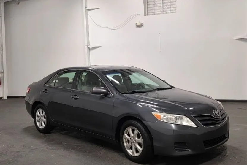2010 Toyota Camry LE photo 1