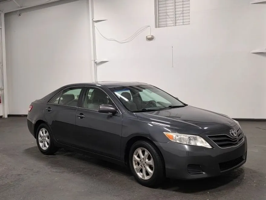 2010 Toyota Camry LE photo 1