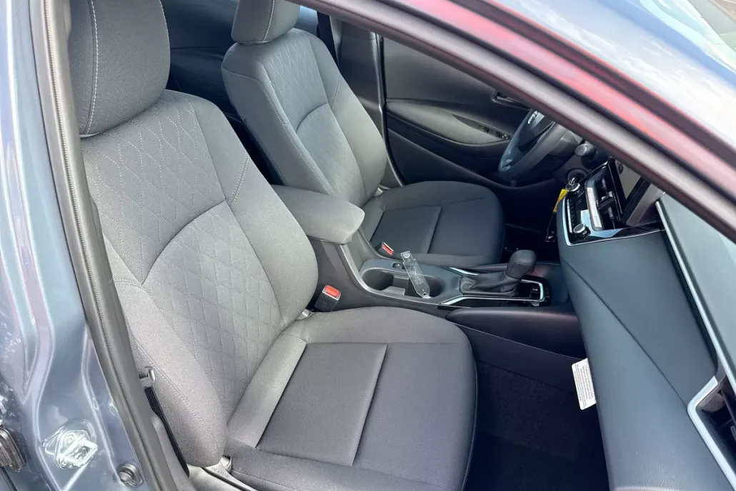 2025 Toyota Corolla LE photo 1