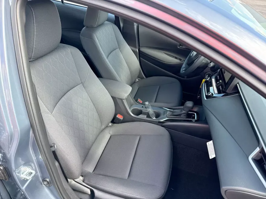 2025 Toyota Corolla LE photo 1