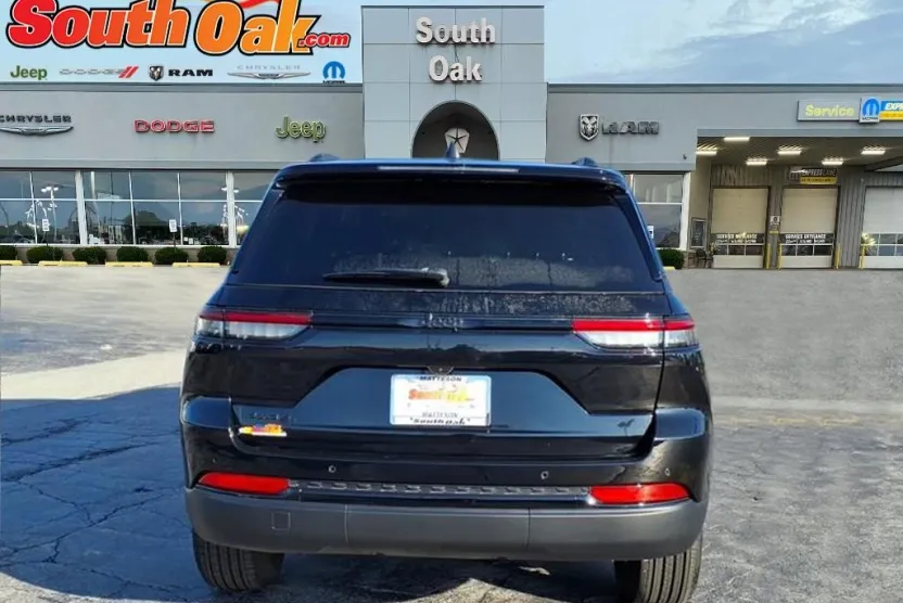 2025 Jeep Grand Cherokee Laredo Altitude photo 1