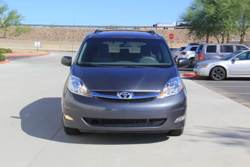 2007 Toyota Sienna LE photo 1