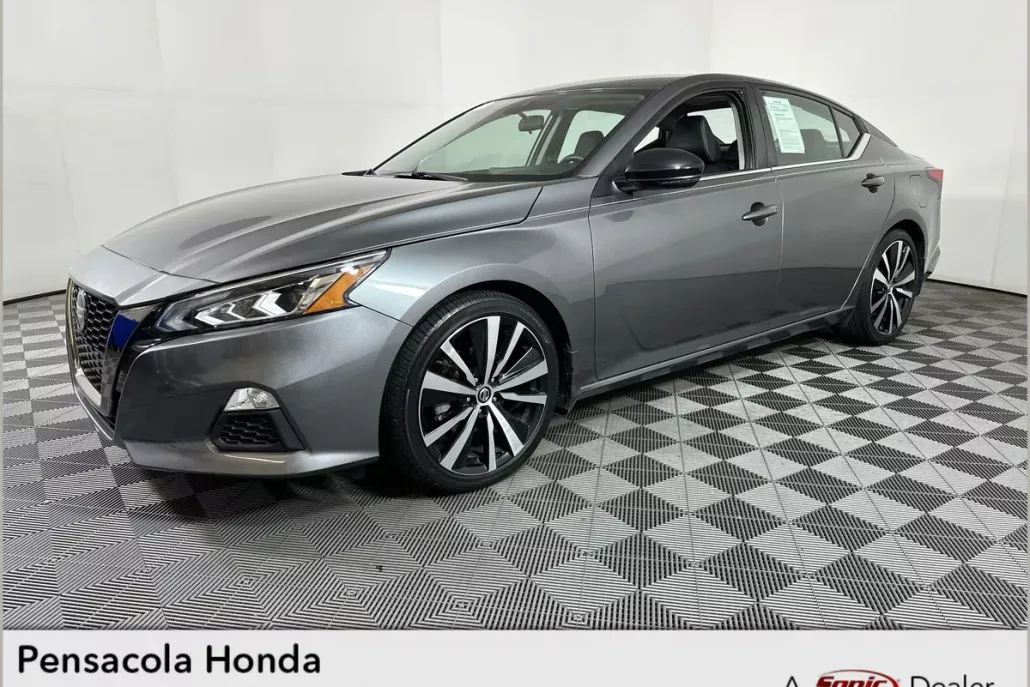 2022 Nissan Altima SR photo 1
