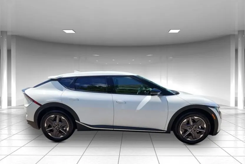 2025 Kia EV6 Light photo 1