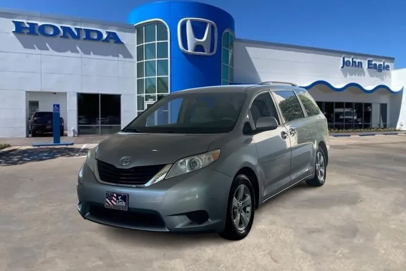 2011 Toyota Sienna LE photo 1