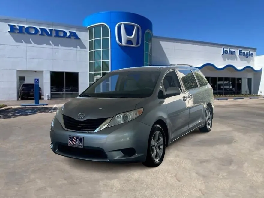 2011 Toyota Sienna LE photo 1