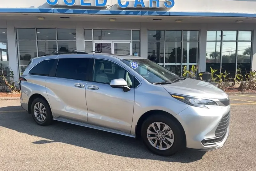 2025 Toyota Sienna LE photo 1