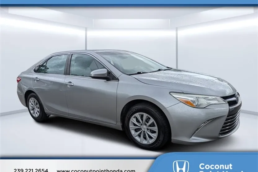 2015 Toyota Camry LE photo 1