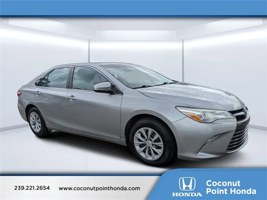 2015 Toyota Camry LE photo 1