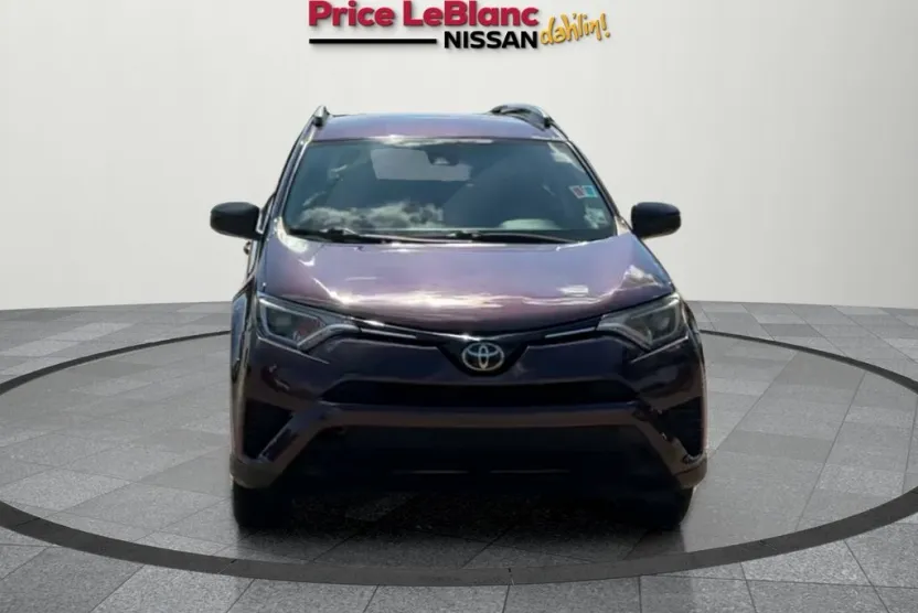 2018 Toyota RAV4 LE photo 1