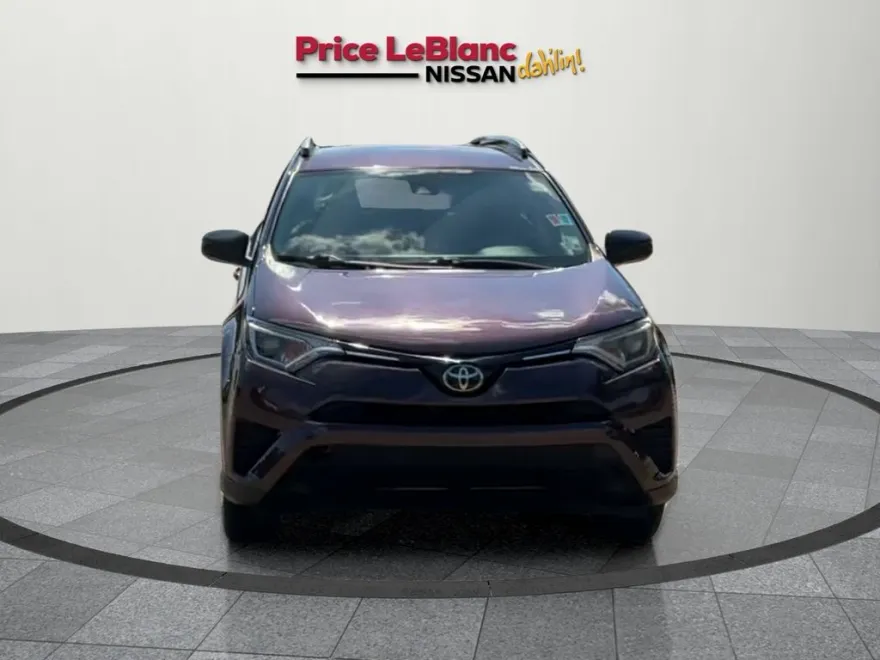 2018 Toyota RAV4 LE photo 1