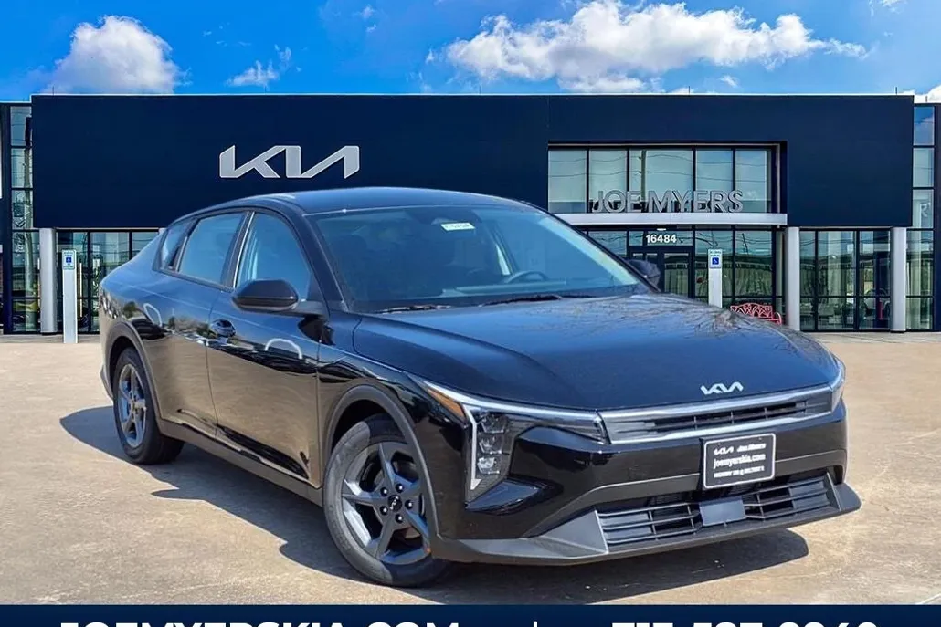 2025 Kia K4 LXS photo 1