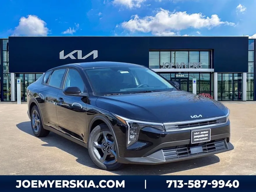 2025 Kia K4 LXS photo 1