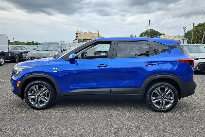 2023 Kia Seltos LX photo 1