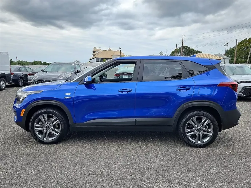 2023 Kia Seltos LX photo 1