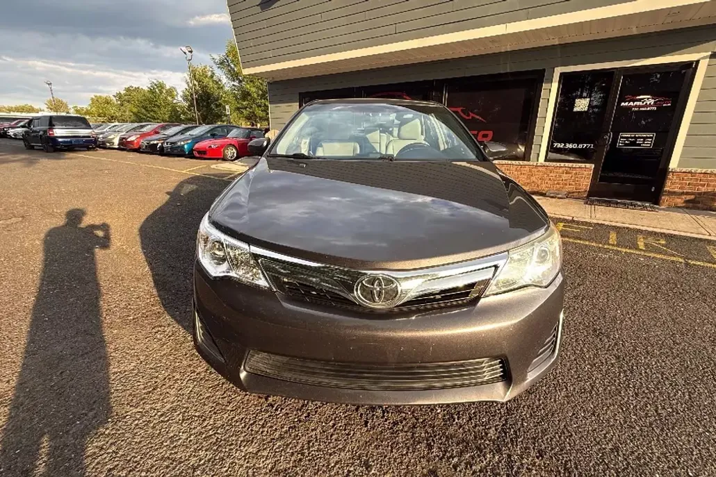 2012 Toyota Camry LE photo 1