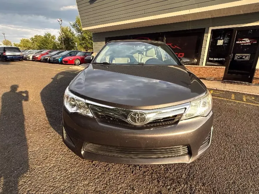 2012 Toyota Camry LE photo 1