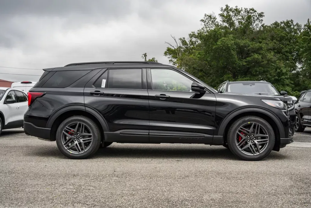 2025 Ford Explorer ST photo 1