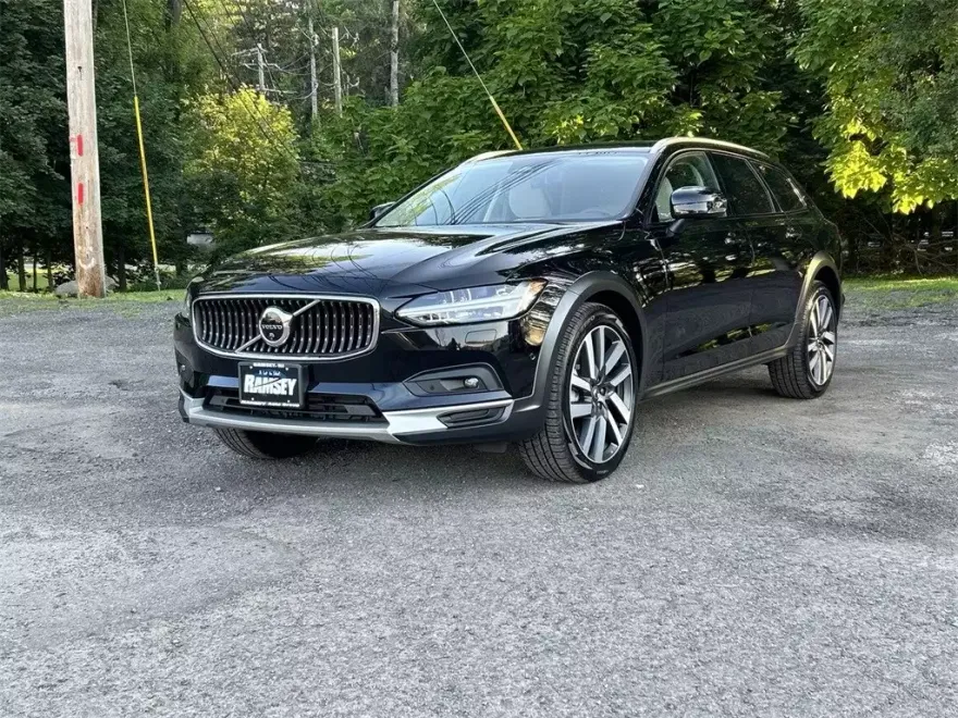 2025 Volvo V90 Cross Country B6 photo 1