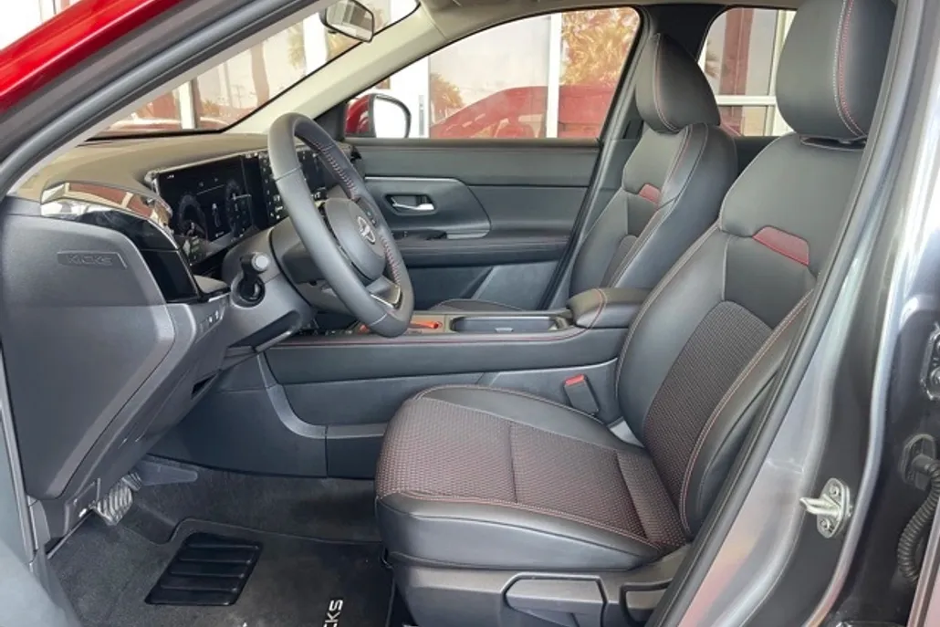 2025 Nissan Kicks SR photo 1