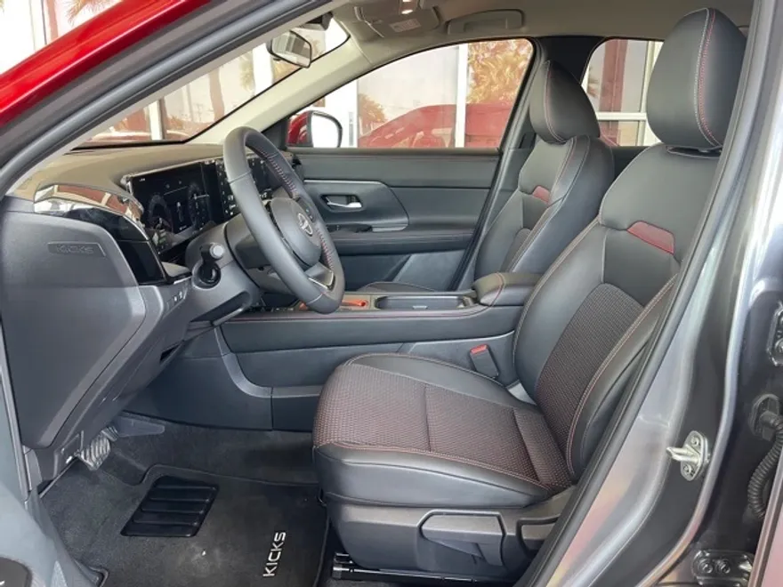 2025 Nissan Kicks SR photo 1