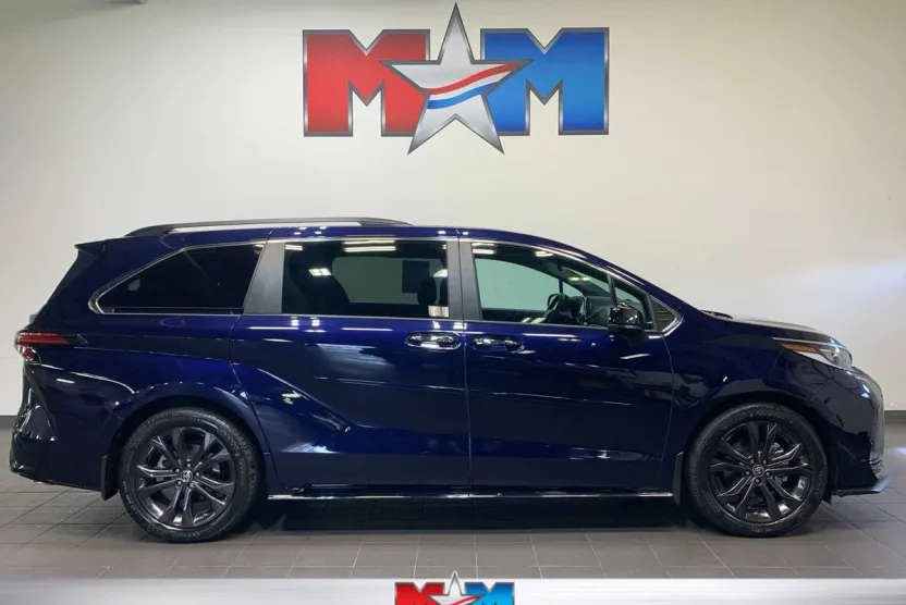 2024 Toyota Sienna XSE photo 1