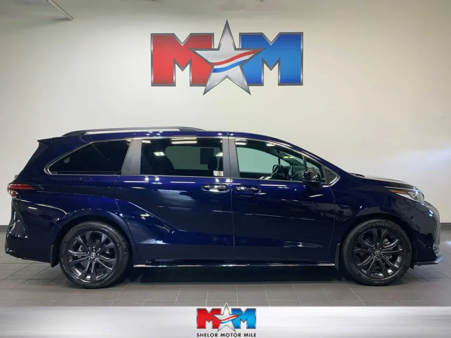 2024 Toyota Sienna XSE photo 1