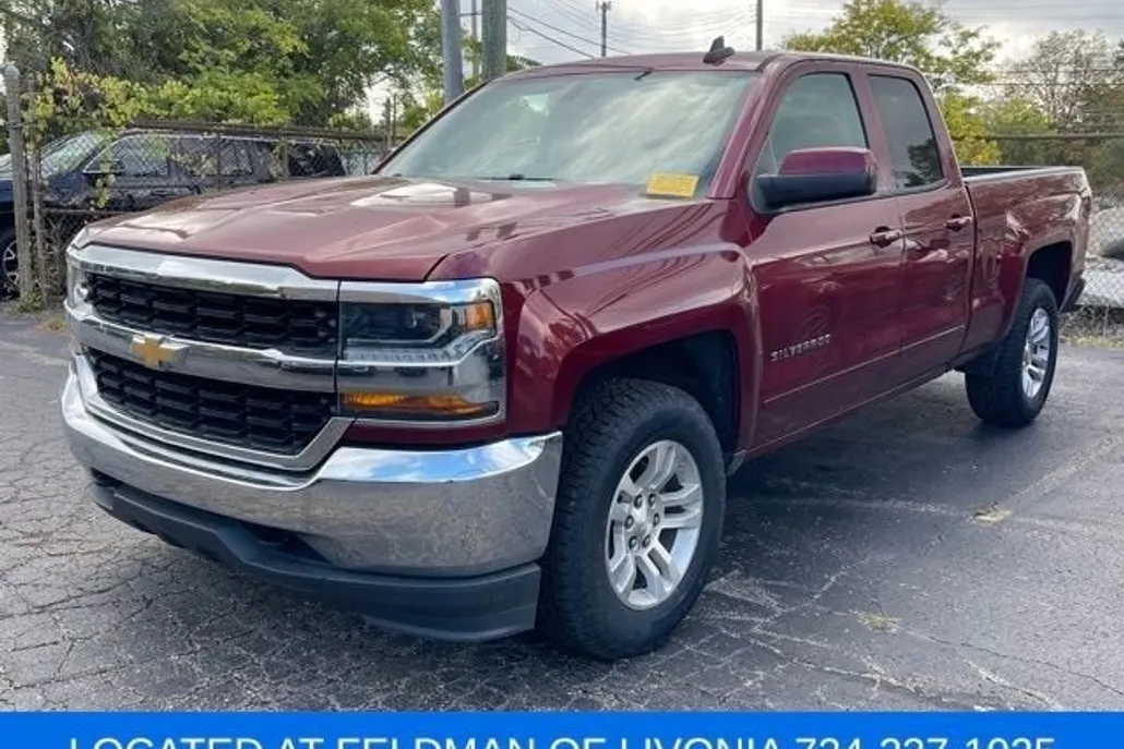 2017 Chevrolet Silverado LT photo 1