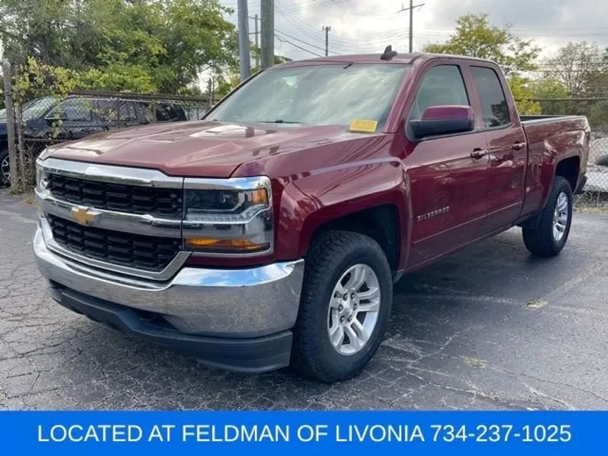 2017 Chevrolet Silverado LT photo 1