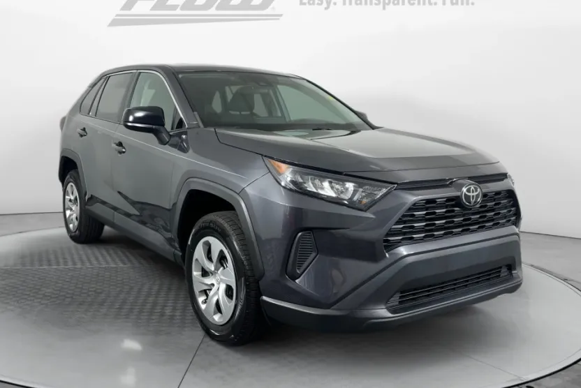 2022 Toyota RAV4 LE photo 1