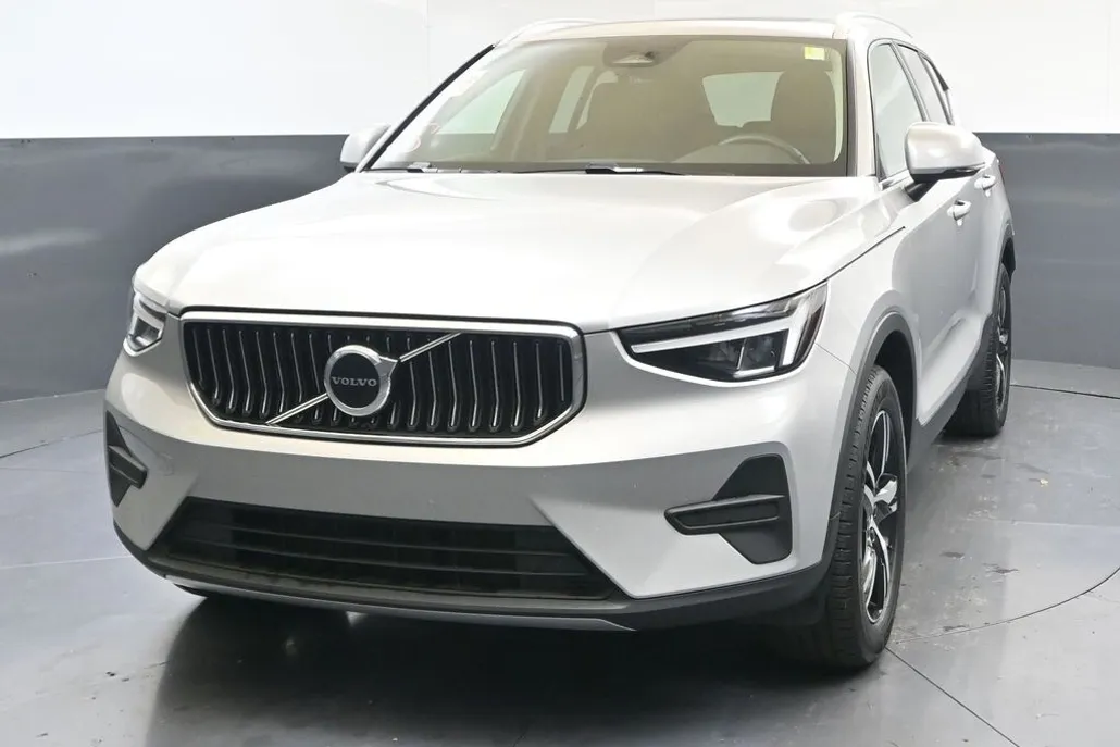 2025 Volvo XC40 Core photo 1