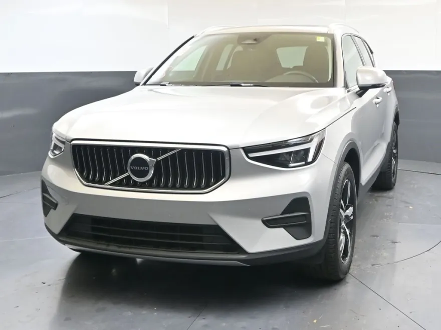 2025 Volvo XC40 Core photo 1