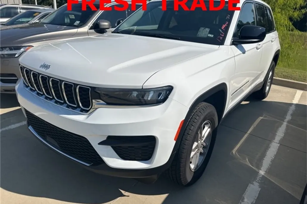 2023 Jeep Grand Cherokee Laredo photo 1