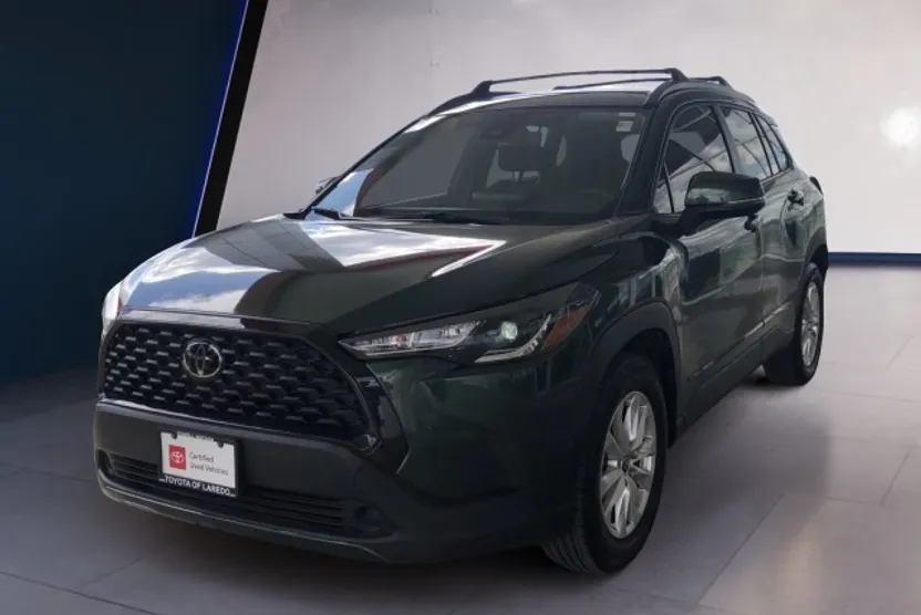 2022 Toyota Corolla Cross LE photo 1
