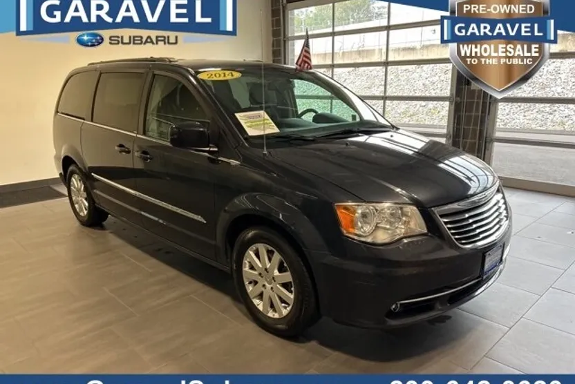 2014 Chrysler Town & Country Touring photo 1