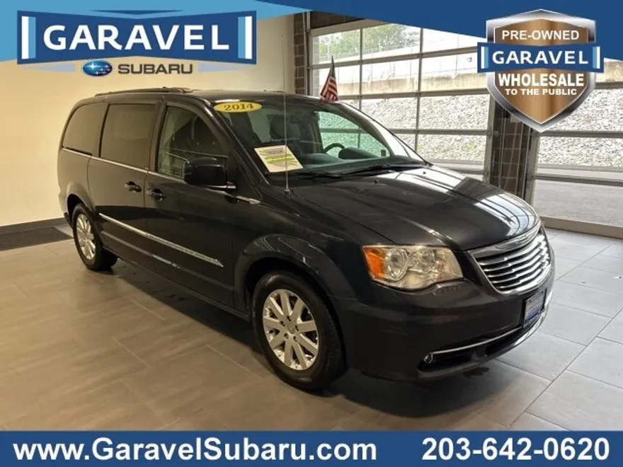 2014 Chrysler Town & Country Touring photo 1