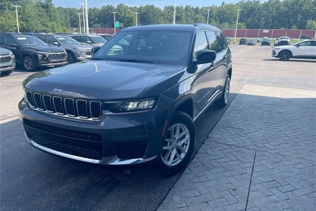 2023 Jeep Grand Cherokee Laredo photo 1