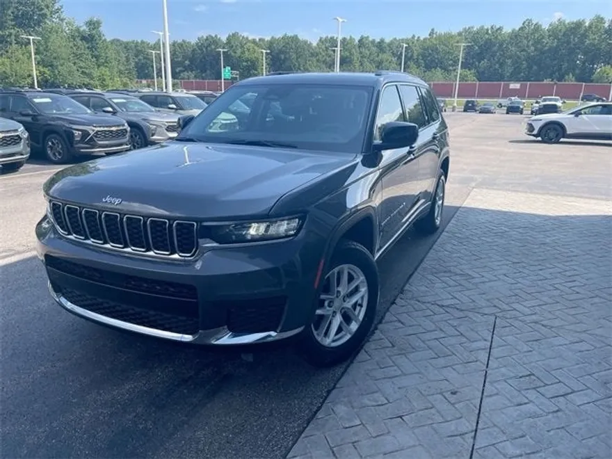 2023 Jeep Grand Cherokee Laredo photo 1