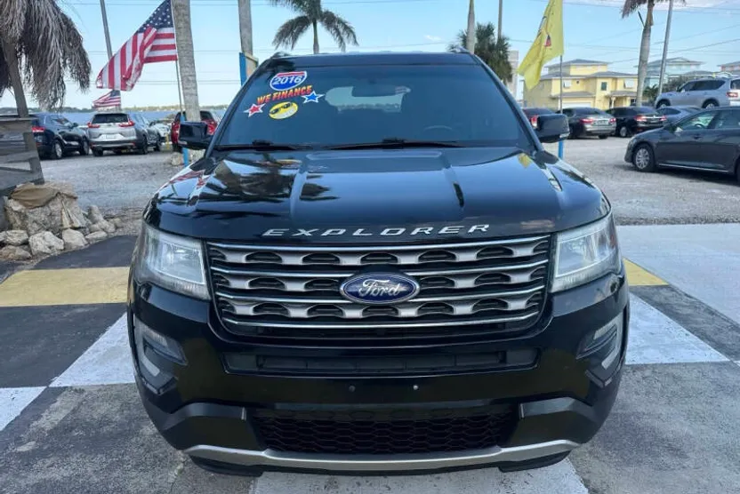 2016 Ford Explorer XLT photo 1