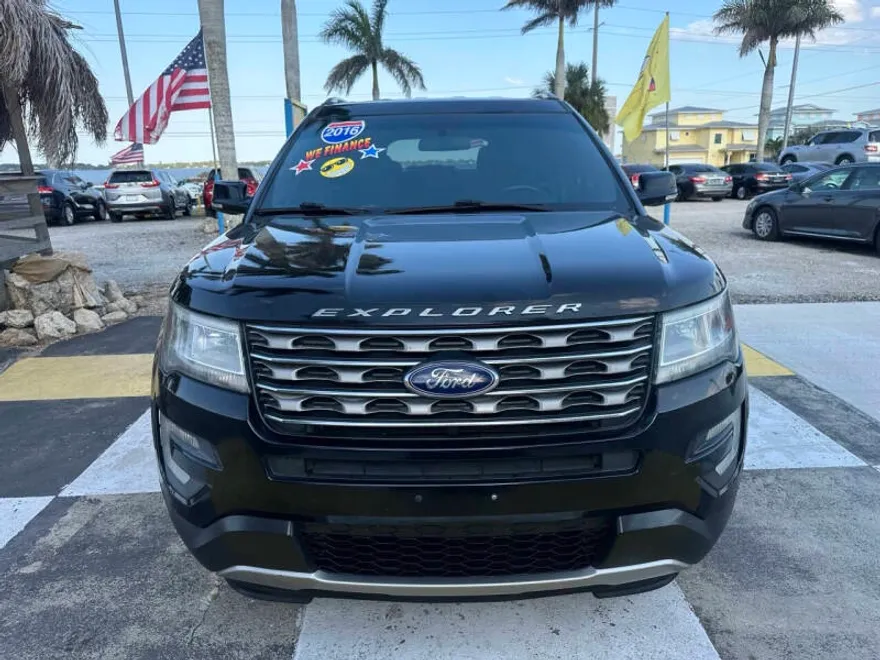 2016 Ford Explorer XLT photo 1