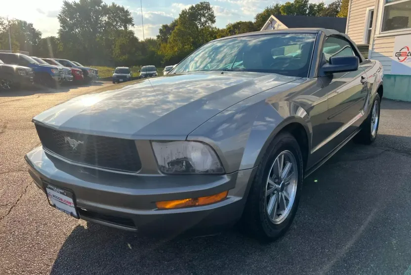 2005 Ford Mustang Deluxe Convertible photo 1