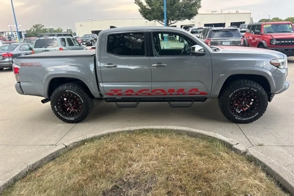 2018 Toyota Tacoma Limited V6 photo 1