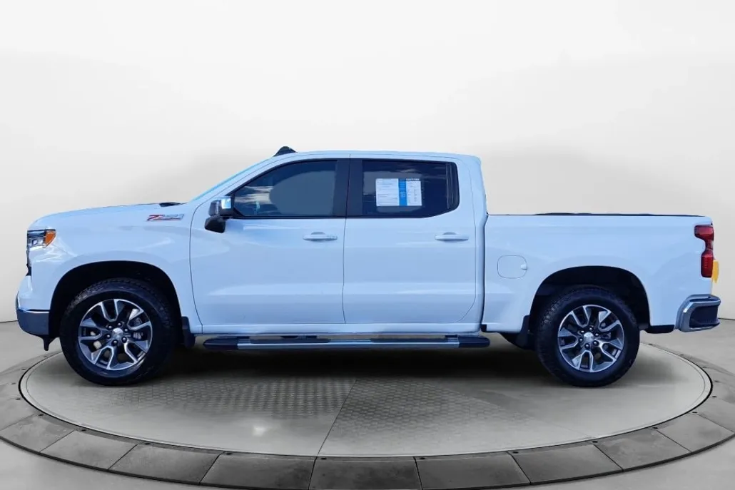 2025 Chevrolet Silverado 1500 LT photo 1