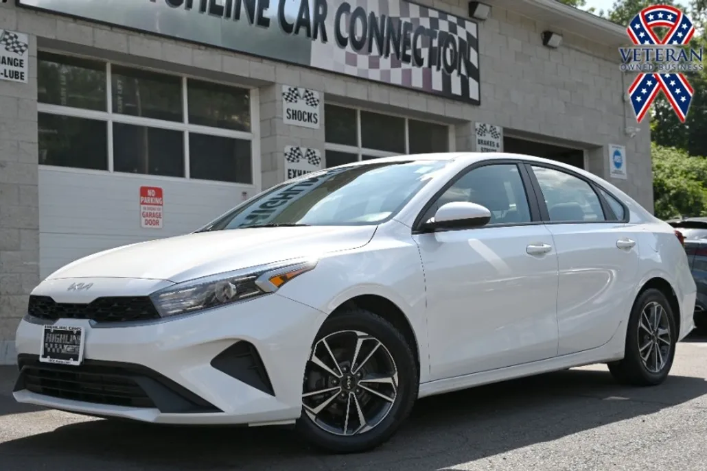 2023 Kia Forte LXS photo 1