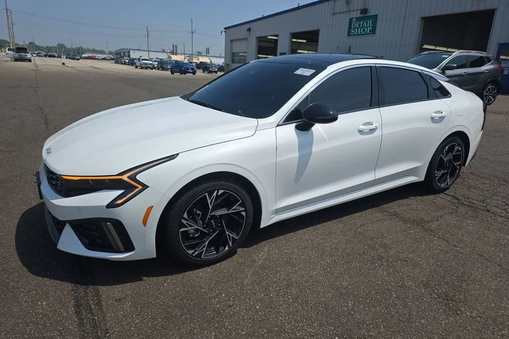 2025 Kia K5 GT-Line photo 1